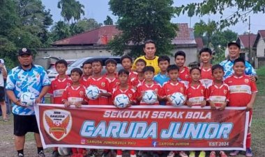 COACH BIMA SAKTI BERI BANTUAN BOLA SSB GARUDA YUNIOR PEKANBARU