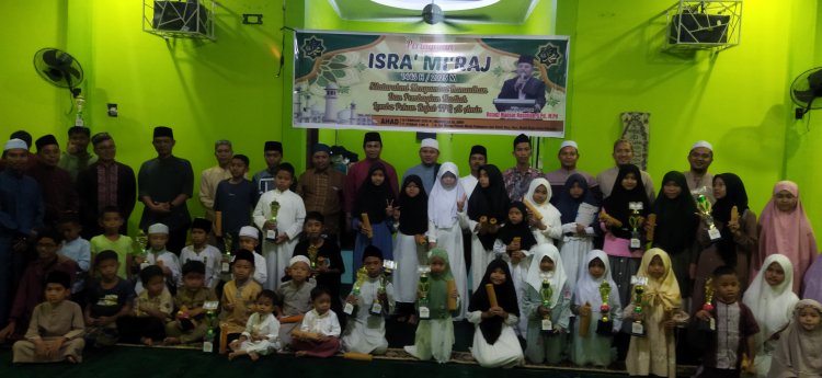 Semarak Isra' Mikraj Di Musholla Al Amin Podomoro Disambut Anak -Anak