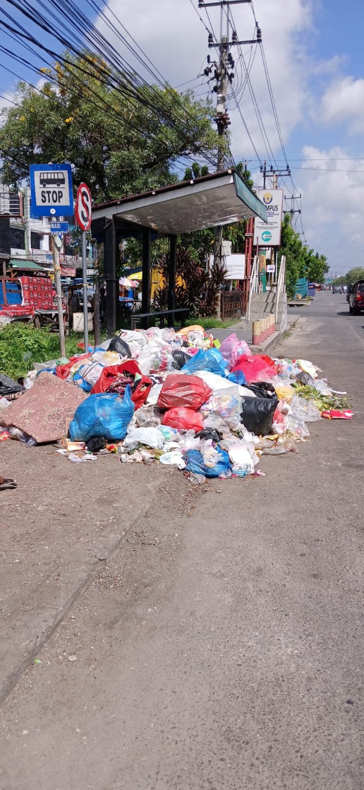 Halte Transmetro Pekanbaru Disesaki Tumpukan Sampah