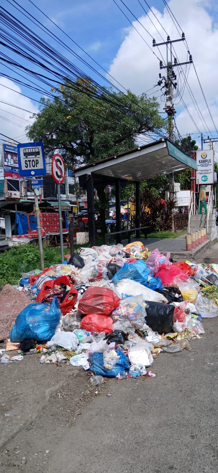 Halte Transmetro Pekanbaru Disesaki Tumpukan Sampah