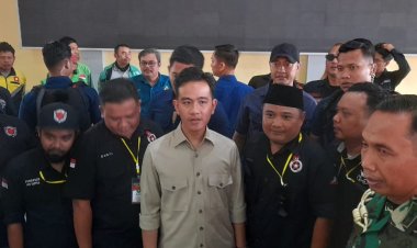 Gibran Makan Siang Bersama Ojol Dan Beri Bantuan Di Batam