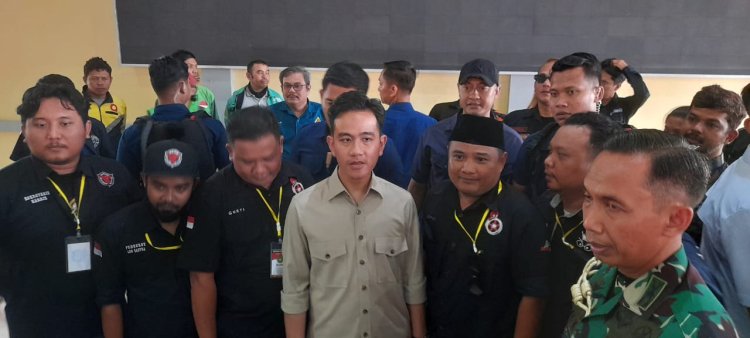 Gibran Makan Siang Bersama Ojol Dan Beri Bantuan Di Batam