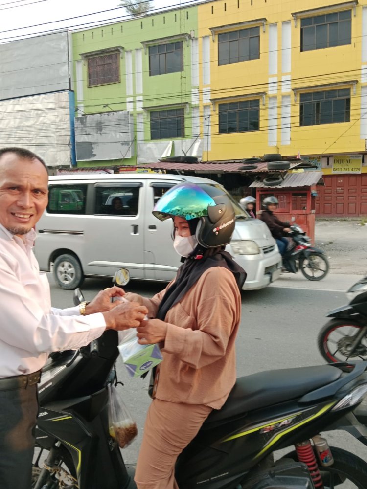 Lembaga Cakra Indonesia Riau Bagi -Bagi Takjil Di Kampar